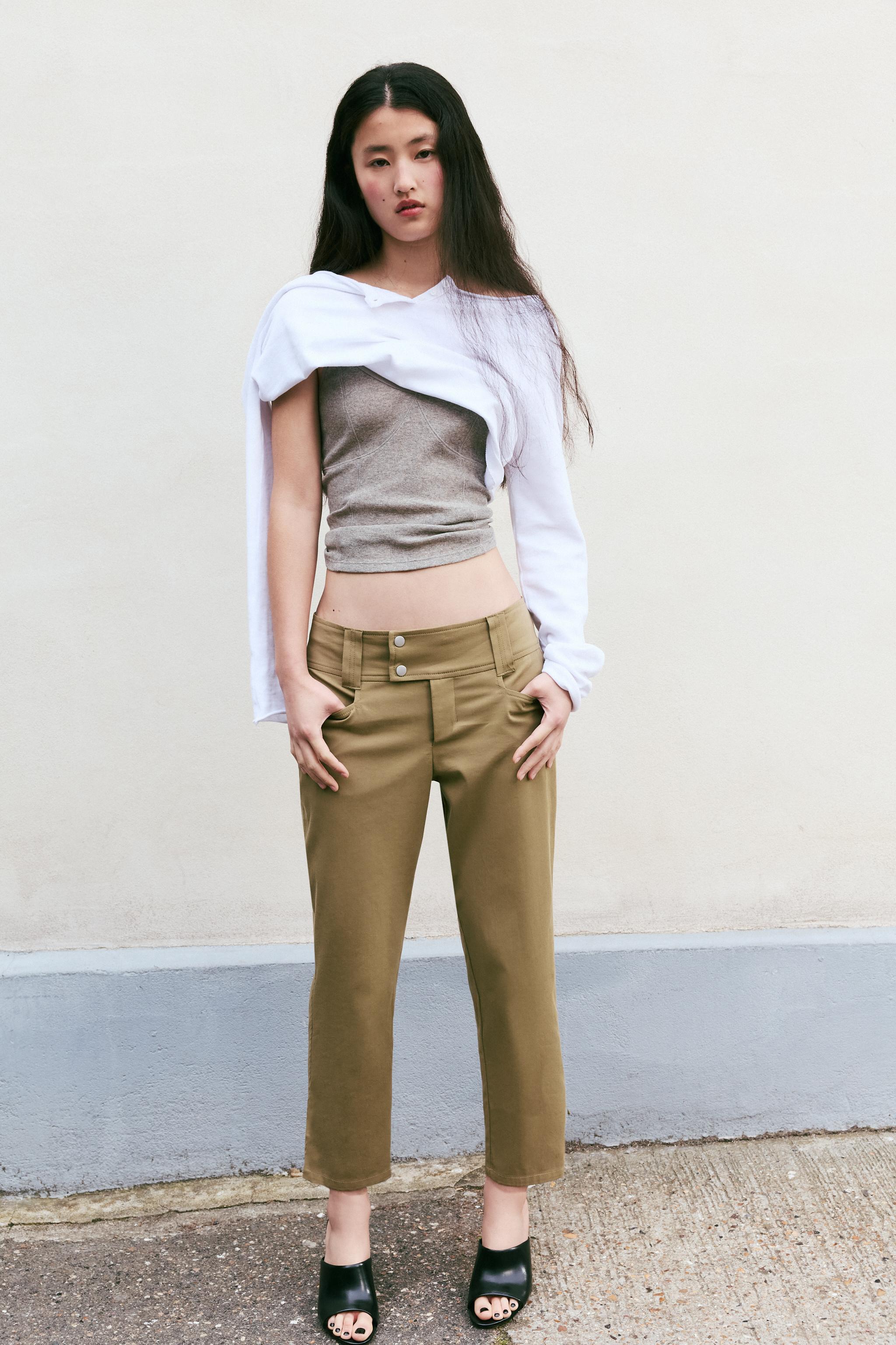 BUCKLED CAPRI PANTS